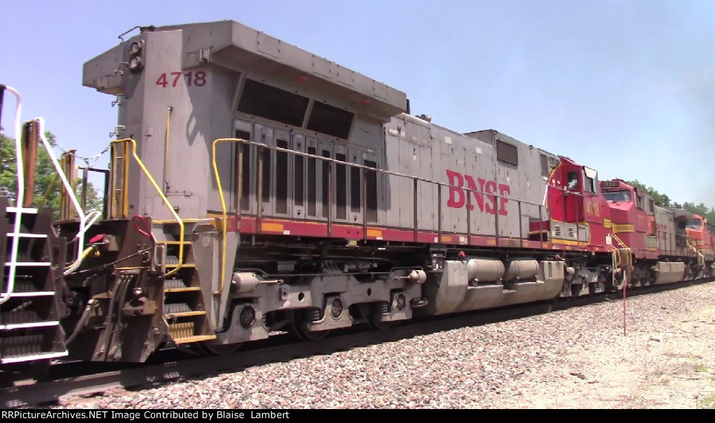 BNSF warbonnet duo
